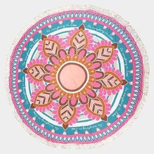 Round fringe beach throw